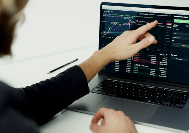 Cum să investești inteligent la bursă cu cele mai mici comisioane