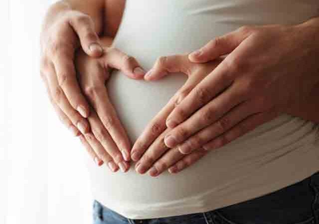 Europa se confruntă cu o criză a fertilității: tot mai multe cupluri apelează la FIV cu ovocite donate și maternitate surogat