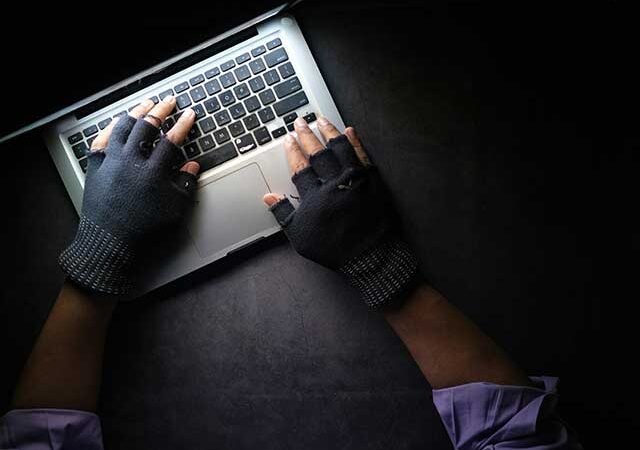 Cum să îți protejezi identitatea online și să eviți știrile false