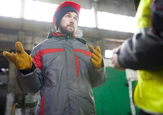 Cum să alegi îmbrăcămintea de lucru pentru iarnă și cele mai bune echipamente de protecție