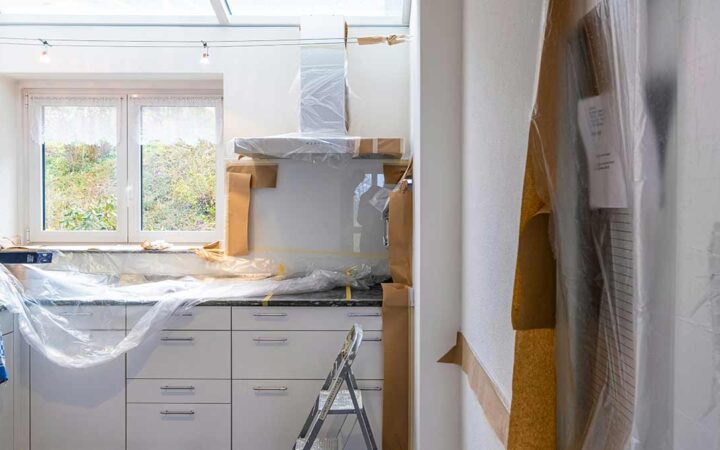 Renovare completă: faianță bucătărie, comodă TV modernă și lenjerii de pat bumbac de calitate