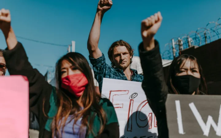 Furie în fața Parlamentului European: Peste 200 de fermieri români se alătură protestului împotriva acordului UE–Mercosur