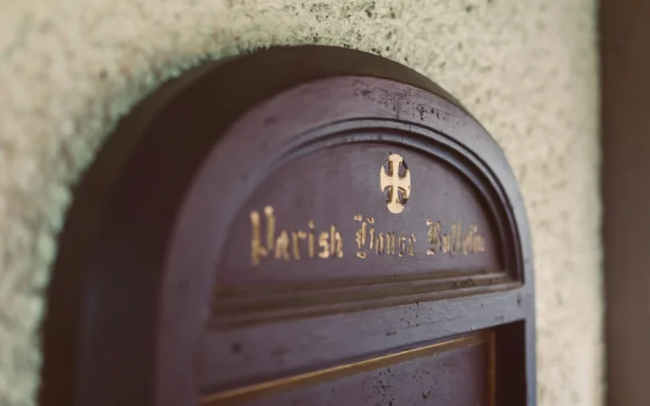 Controversă la Suceava: Afișul unei conferințe Dan Puric despre românism stârnește dispute după afișarea la biserica ortodoxă