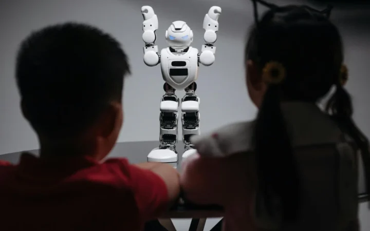 Elon Musk promite: Roboții Optimus de la Tesla vor ajunge în casele oamenilor până în 2027!