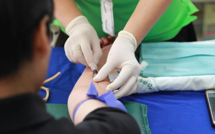 FDA Dă Undă Verde Vaccinului Pfizer Împotriva RSV la Gravide, În Ciuda Controversei de Siguranță