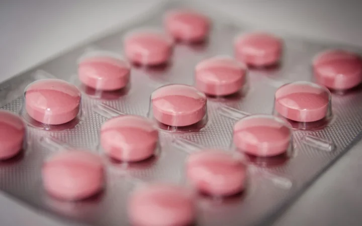 Senatorul Hawley, Atac Fără Precedent la Big Pharma: Acuză Profituri Exagerate pe Seama Prețurilor la Medicamente