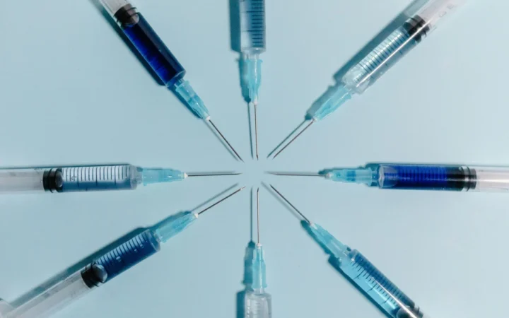 Pediatrii americani forțează schema agresivă de vaccinare, sfidând reformele federale și îngrijorările părinților