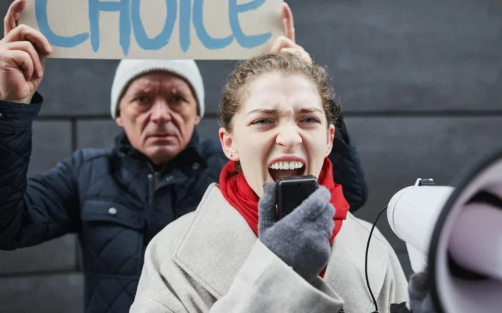 Franța se pregătește să interzică platforma Gab după blocarea Rumble: O nouă ofensivă împotriva libertății de exprimare online