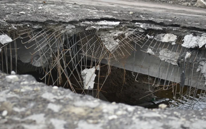 Negocieri politice fără sfârșit în Capitală, în timp ce bucureștenii se confruntă cu lipsa apei calde și străzi pline de gropi