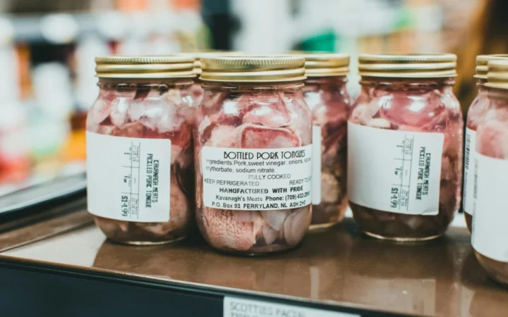 Conservanții alimentari precum sulfiții, sorbatul de potasiu, nitriții și nitrații ar putea crește riscul de cancer, avertizează un nou studiu