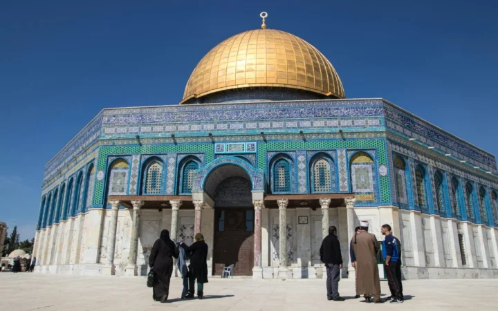 Tucker Carlson susține că SUA și Israel desfășoară operațiuni militare pentru a distruge situri islamice și a reconstrui Al Treilea Templu