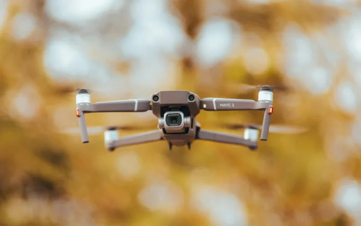 Invația Dronelor pe Câmpiile României: Copiii Încântați Să Le Adune Primăvara Aceasta