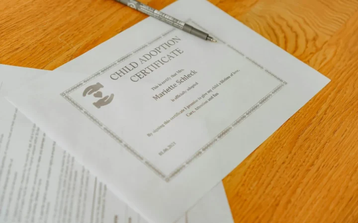 Decizie Istorică în Grecia: Cuplurile Gay Căsătorite Pot Adopta Copii, Confirmă Consiliul de Stat