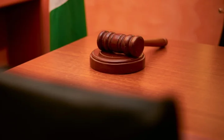 Cine are puterea să închidă televiziuni în România: statul sau justiția?