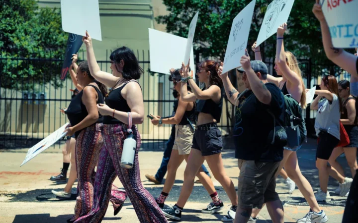 Piața Universității, din nou sub asediu: Proteste masive împotriva regimului neocomunist din București