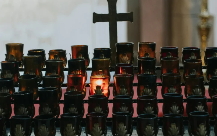 Minunea Sfintei Lumini de la Ierusalim: Mii de Credincioși, Miracole și O Sursă de Speranță