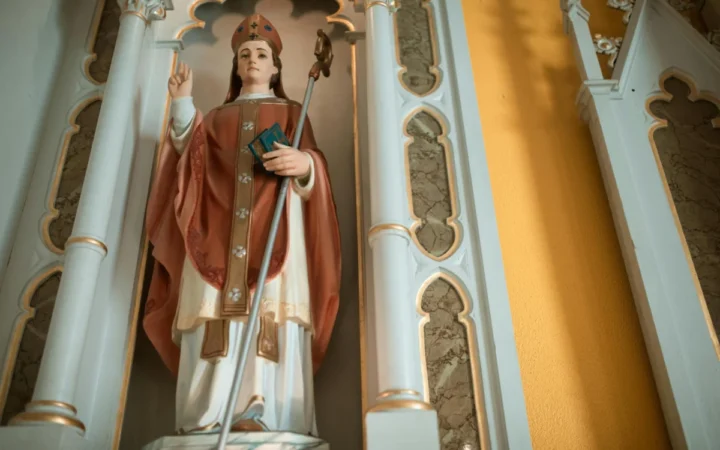 Curajul Episcopului Teodot: O Viață de Credință în Fața Prigoanei
