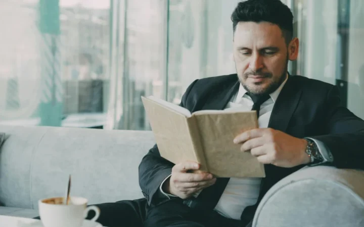 Om de Afaceri de la Humanitas, Aspru Criticat Online după Laudele Aduse Primarului Bolojan