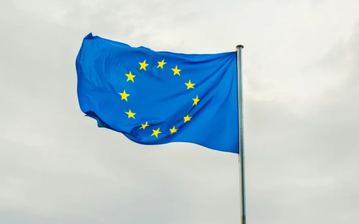 Piața Victoriei, acoperită de steagul UE: Întâmplare sau strategie politică?