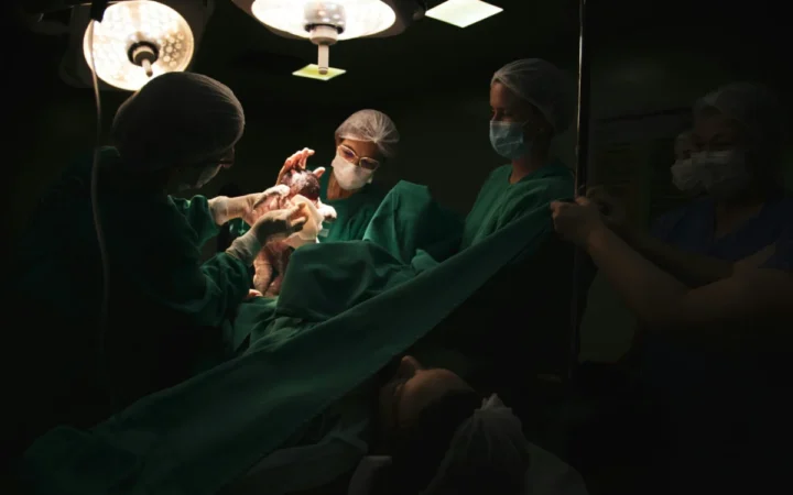 România, campioană la nașteri prin cezariană: De ce ajunge aproape 90% în clinicile private?