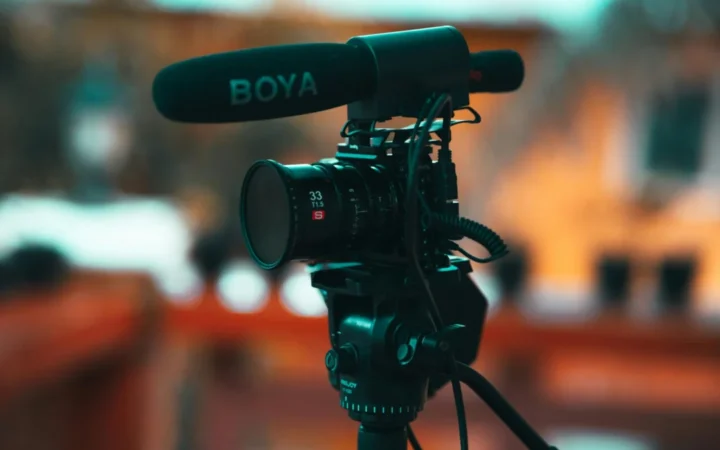 Premierul, pus să urmărească la Suceava un film cu realizările lui Grindeanu prezentat de PSD