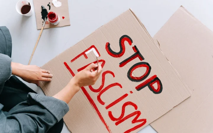 Cine Stabilește Limita Dintre Critică și Extremism și După Ce Criterii?