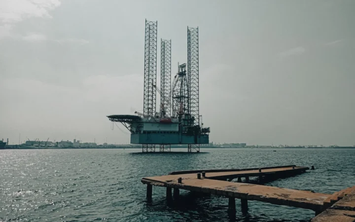 AUR Propune Modificarea Legii Exploatărilor Petroliere: Noi Reguli pentru Operațiunile Offshore și Onshore în România