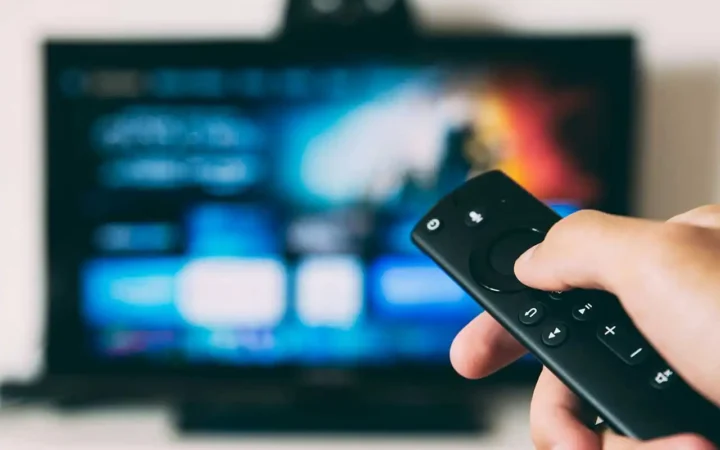 Cum poți viziona posturile TV românești din străinătate? Avantajele tehnologiei iptv romania