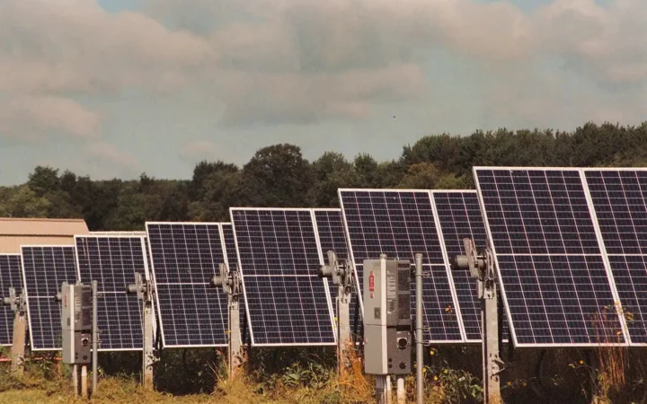 Cât costă un sistem fotovoltaic în România în 2026 — exemple reale pe tip de casă