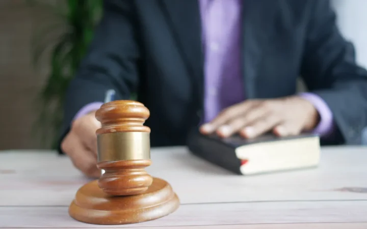 Primarul Ciprian Ciucu, inculpat în dosar penal, are voie să plece în vacanță în Portugalia după decizia instanței