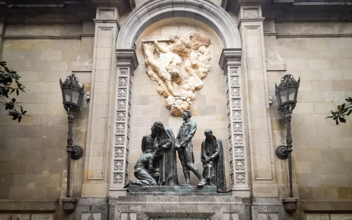 Vânătoarea statuilor continuă: după Goga, urmează Păunescu?