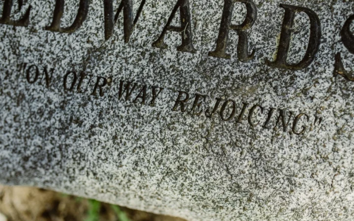 Descoperire șocantă la Cernăuți: Treptele Pieței Filarmonicii pavate cu lespezi funerare!