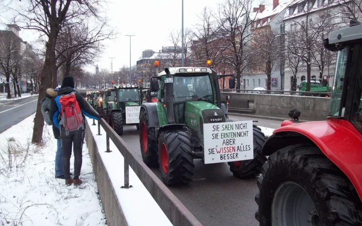 Tractoare pe baricade: Fermierii olandezi protestează masiv împotriva reglementărilor agricole impuse de UE