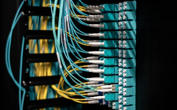 ChatGPT Consumă Apă la Fiecare Întrebare: Adevărul Nevăzut Despre Costul Ascuns al Inteligenței Artificiale