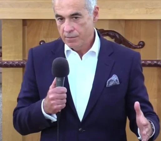Călin Georgescu și soția, binecuvântați de Mitropolitul Ardealului la Mănăstirea Cârțișoara