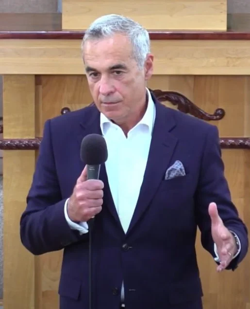 Călin Georgescu și soția, binecuvântați de Mitropolitul Ardealului la Mănăstirea Cârțișoara