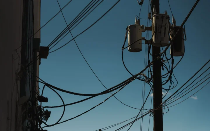 Guvernul dă undă verde Transelectrica să limiteze consumul privat de energie în contextul crizei electrice