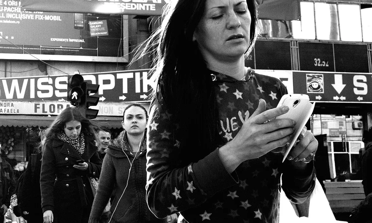 Românii petrec tot mai mult timp jucând jocuri pe mobil datorită accesului facil la smartphone-uri
