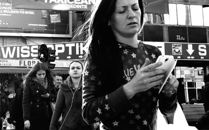 Românii petrec tot mai mult timp jucând jocuri pe mobil datorită accesului facil la smartphone-uri